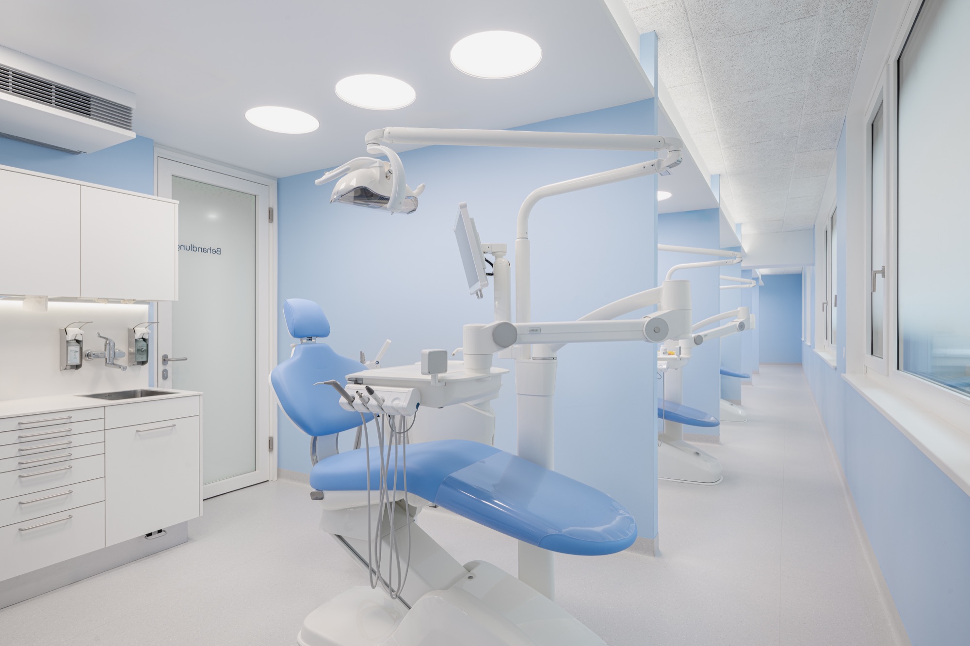Blauer dentaler Behandlungsbereich im H4O Dental Life Center