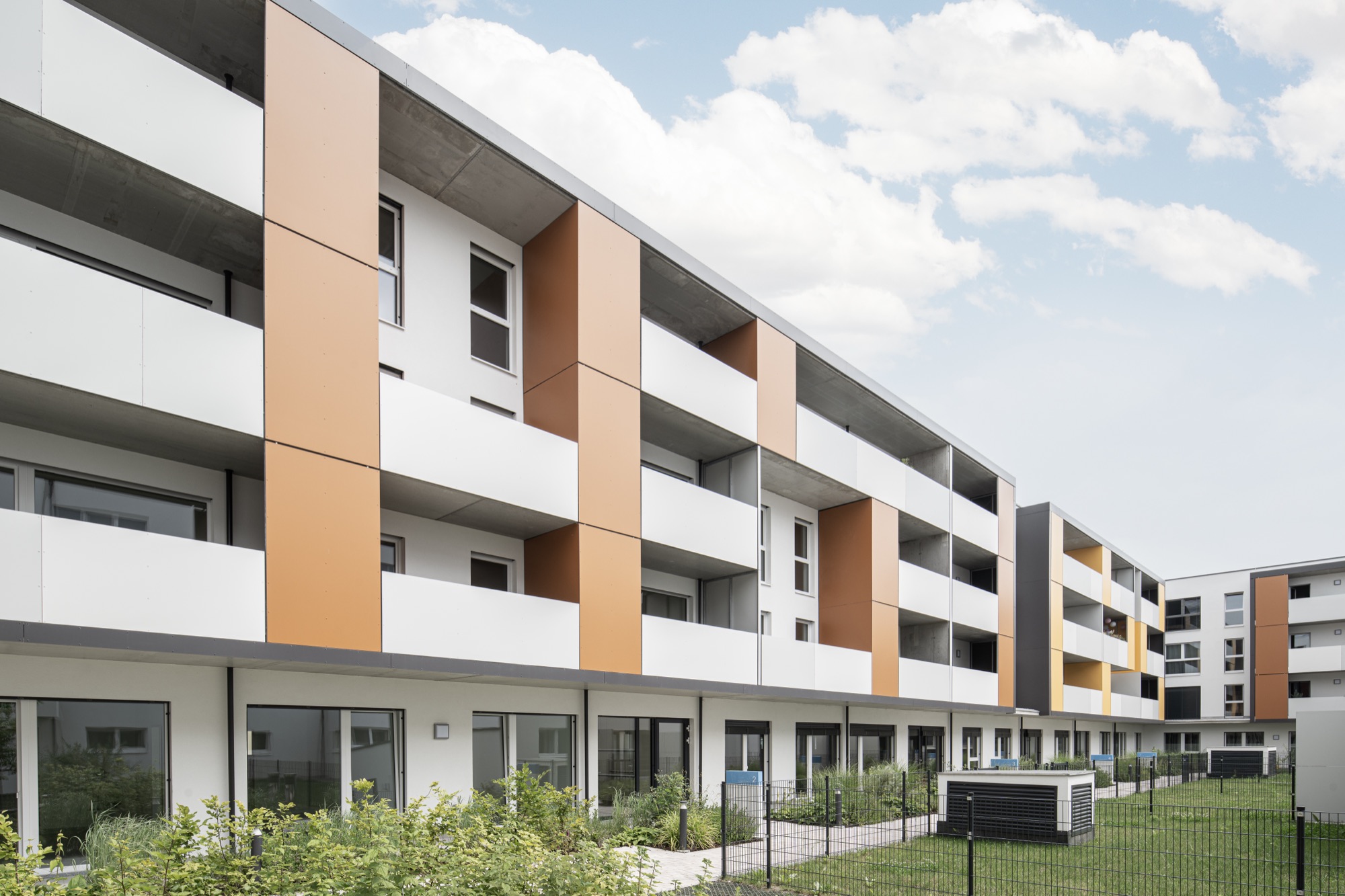 Innenhof und Fassade des Gesundheitszentrums MaxMED
