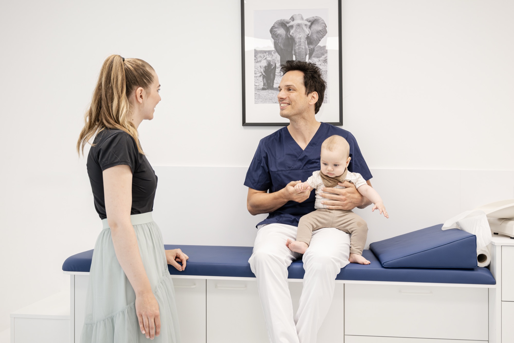 Dr. Johannes Schaffer im Gespräch mit einer Familie in seiner Ordination